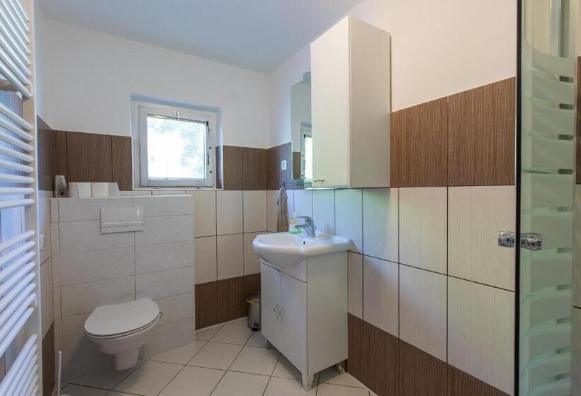 اتاق استاندارد چهارنفره با سرویس بهداشتی مشترک, Dolar Rooms