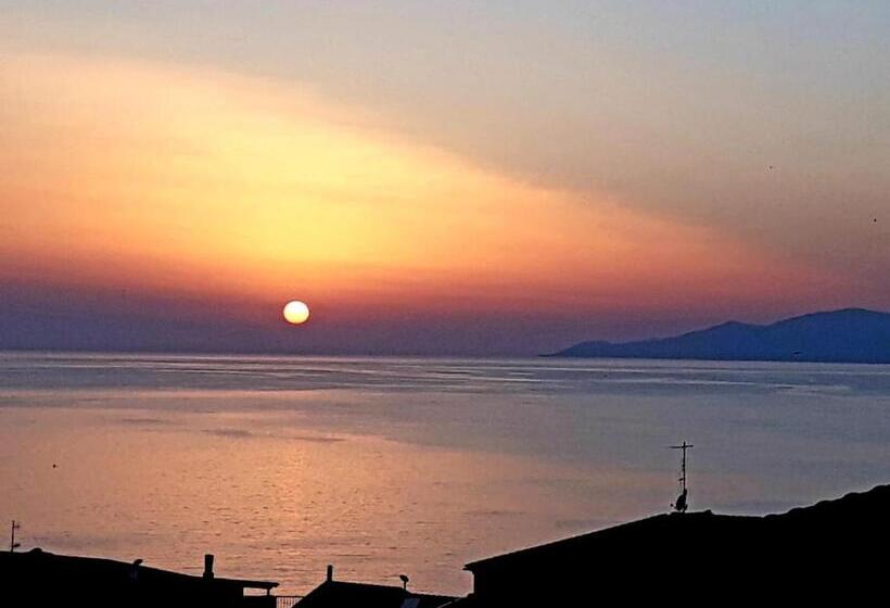 اتاق راحتی سه تخته, Almaré