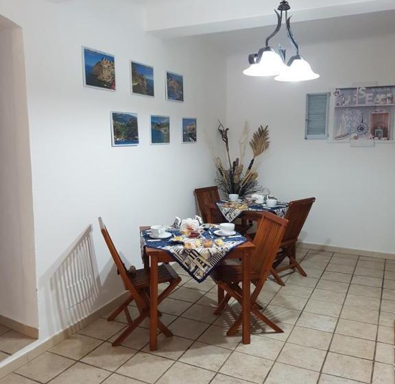 اتاق استاندارد با سرویس بهداشتی مشترک, Carugio Del Fezzano