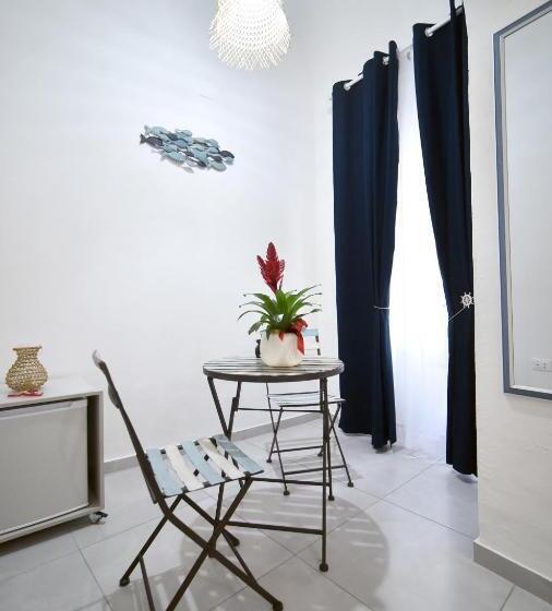 חדר קלאסי לשלושה, La Nassa