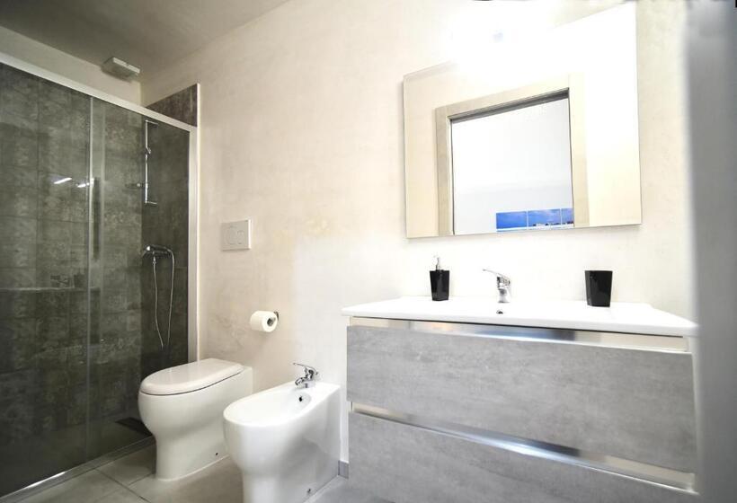 חדר קלאסי לשלושה, La Nassa