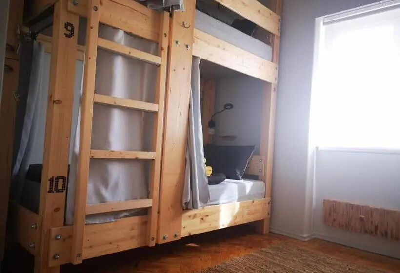 ルームシェアのワンベッド, Family Surf Home Hostel