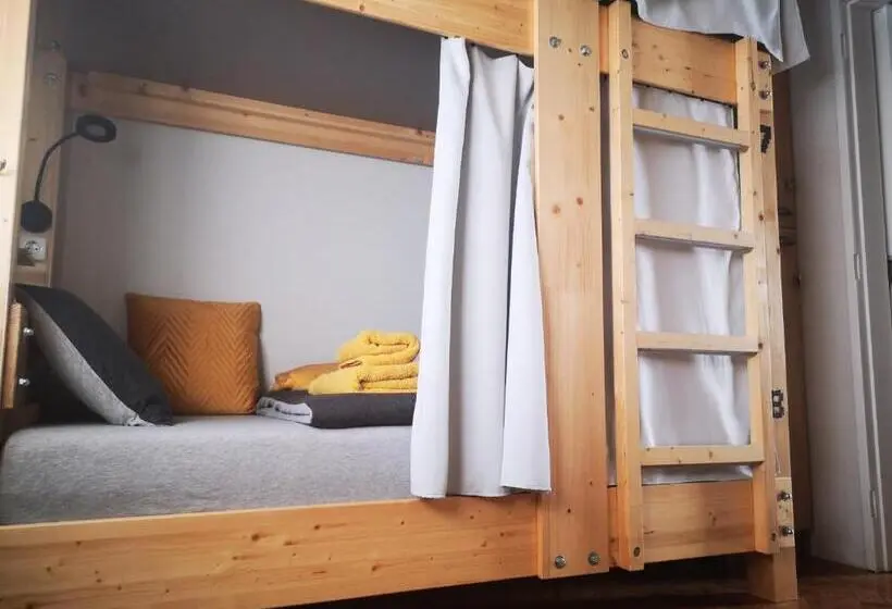 ルームシェアのワンベッド, Family Surf Home Hostel