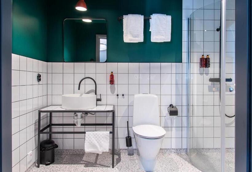 חדר משפחתי, Grundéns Hotell