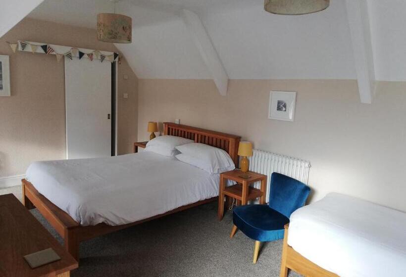 Семейный Номер, Treventon Guest House