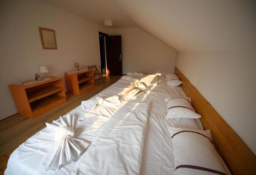 스탠다드 4인용 룸 공용 욕실, Vila Toate Panzele Sus