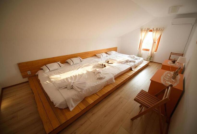 스탠다드 4인용 룸 공용 욕실, Vila Toate Panzele Sus