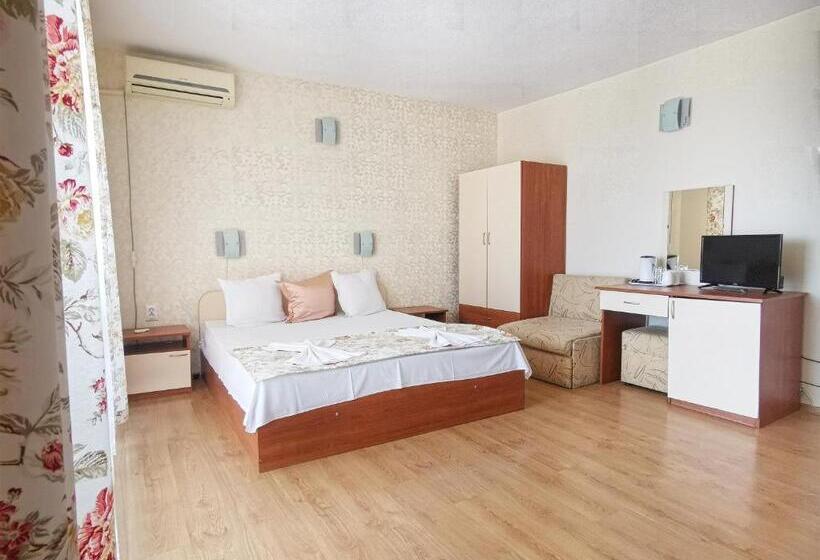 اتاق استاندارد سه نفره, Villa Mirage