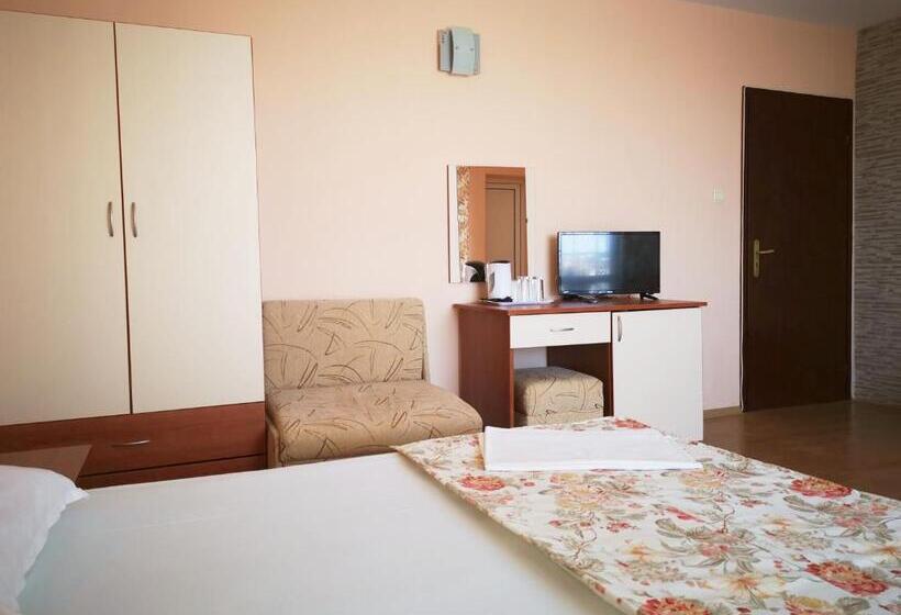 اتاق استاندارد سه نفره, Villa Mirage