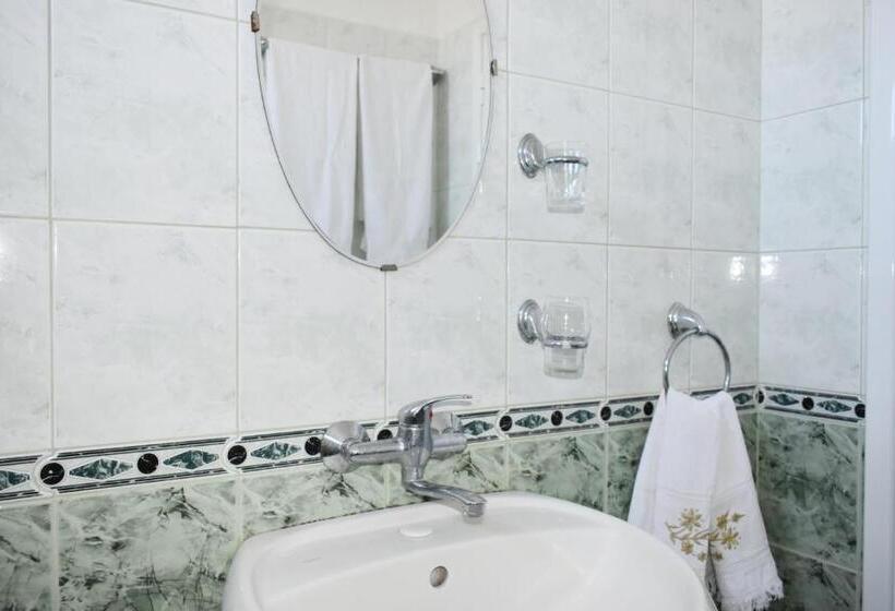 اتاق استاندارد سه نفره, Villa Mirage