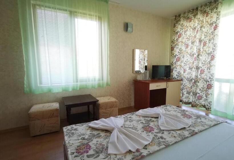 标准三人间, Villa Mirage