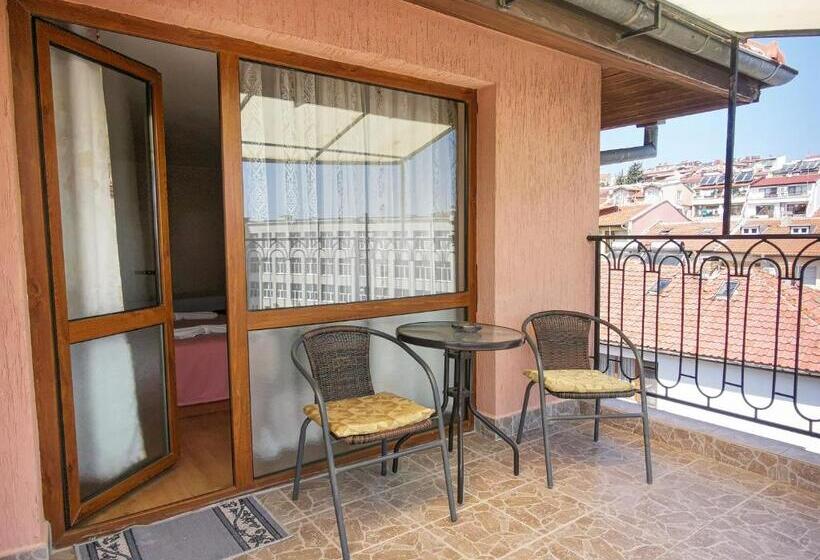 اتاق استاندارد سه نفره, Villa Mirage