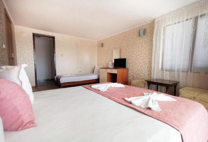 اتاق استاندارد سه نفره, Villa Mirage