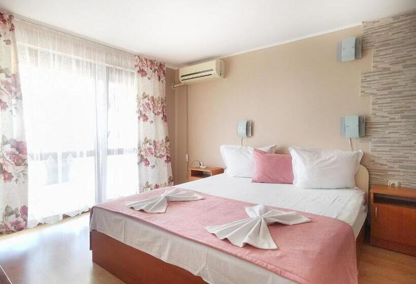 اتاق استاندارد سه نفره, Villa Mirage