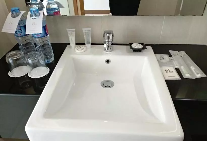 سوییت جونیور, El Hotel Jakarta