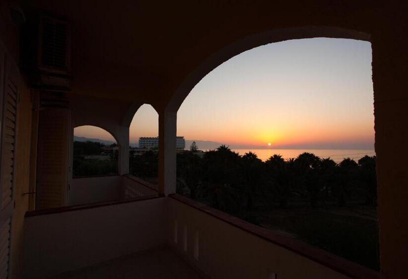 غرفة قياسية مطلّة علي البحر, Babis