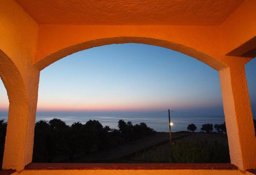 غرفة قياسية مطلّة علي البحر, Babis