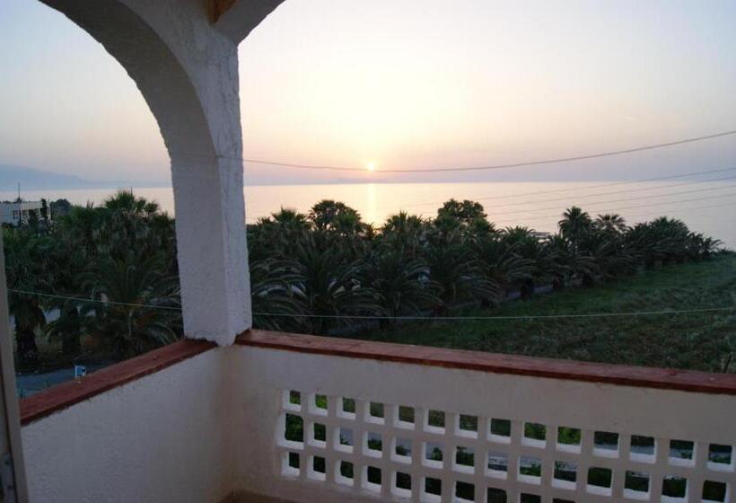 غرفة قياسية مطلّة علي البحر, Babis