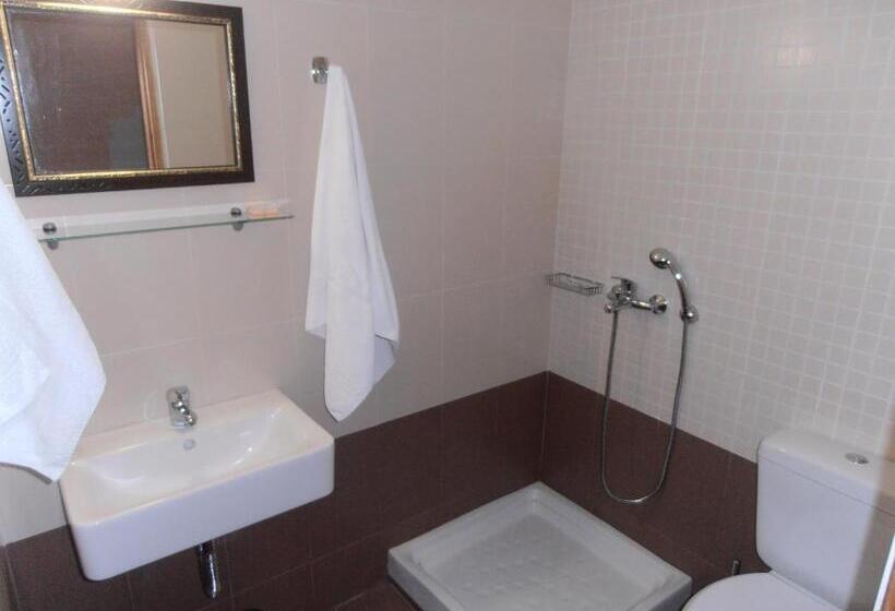 غرفة قياسية مطلّة علي البحر, Babis