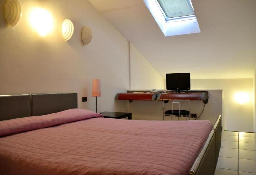 חדר סטנדרט לשלושה, Italia