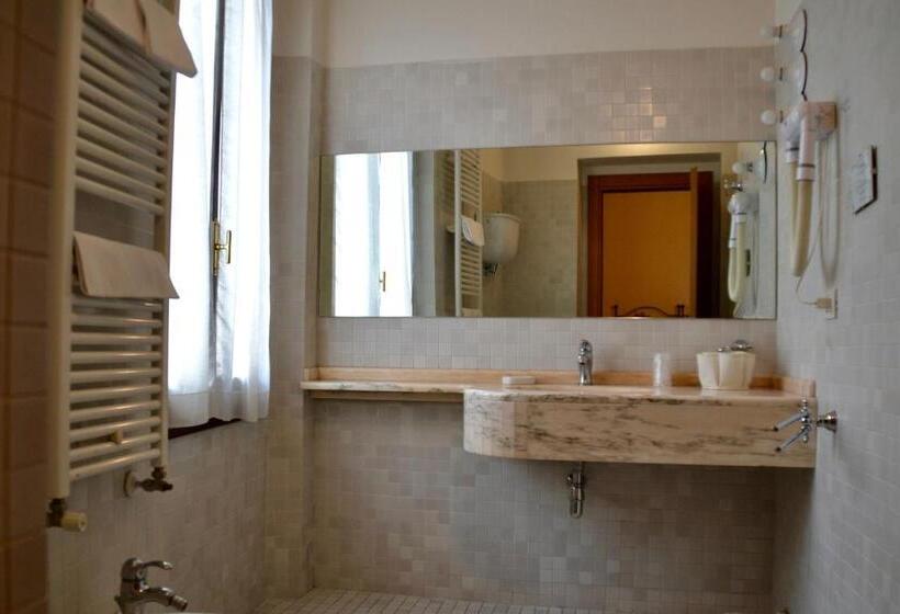 חדר סטנדרט לשלושה, Italia