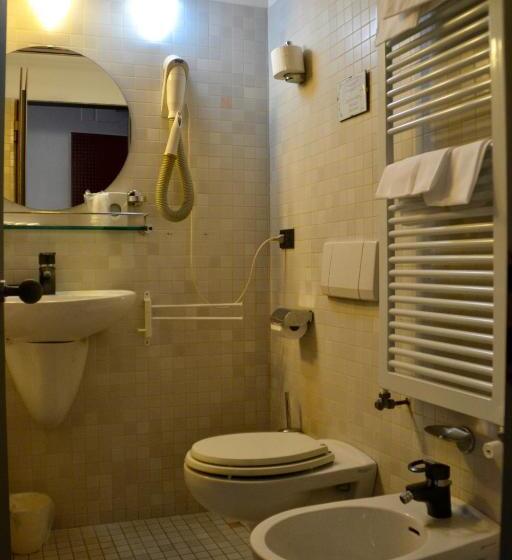 חדר סטנדרט לשלושה, Italia