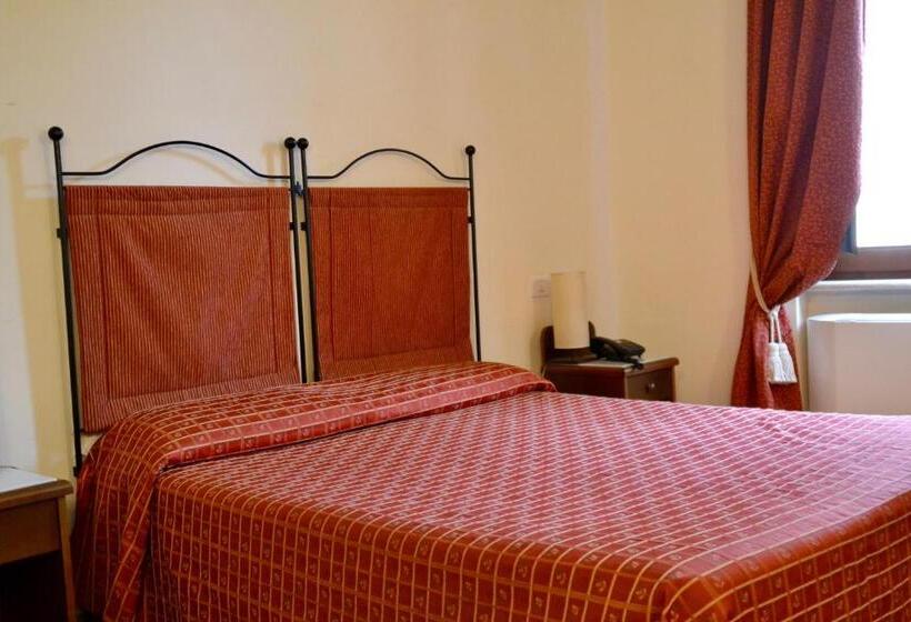 חדר סטנדרט לשלושה, Italia