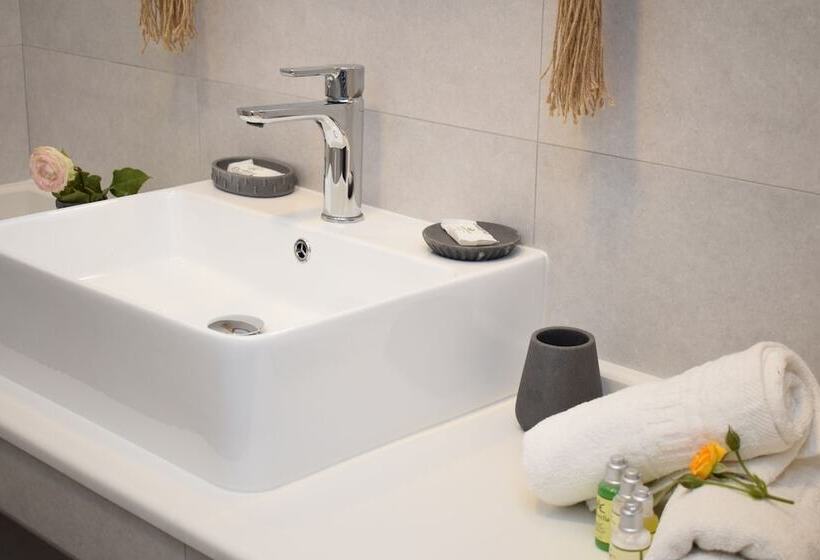 Полулюкс Вид на Бассейн, Myrtis Spa