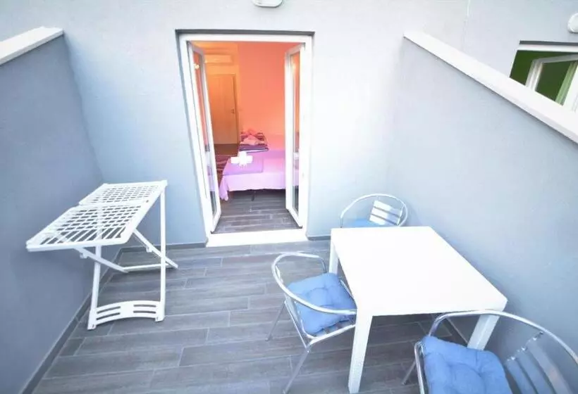 اتاق استاندارد سه نفره, Villa Avantgarde