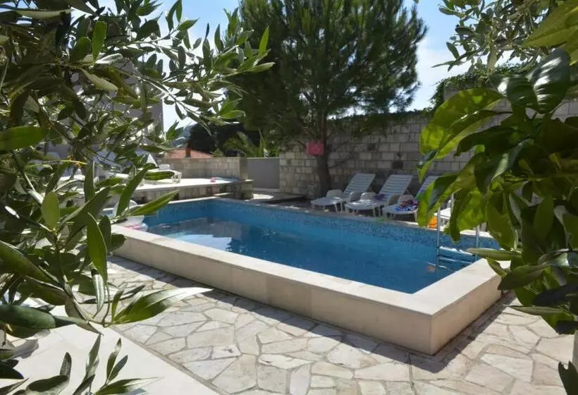 آپارتمان 1 خوابه, Villa Avantgarde