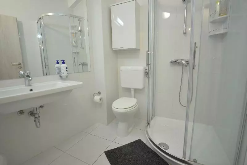 اتاق استاندارد سه نفره, Villa Avantgarde