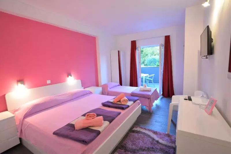 اتاق استاندارد سه نفره, Villa Avantgarde