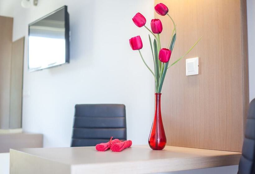 Habitació Triple Deluxe, Casastavris   Aparts & Pool Suites