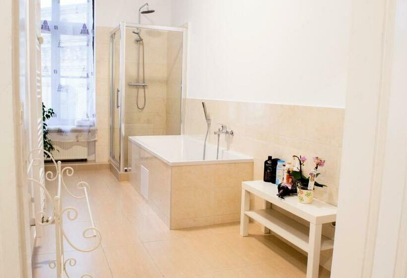 バス共有のスタンダードルーム, Gwuni B&b