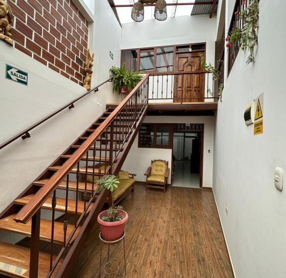 اتاق خانوادگی, ñuñurco Travellers