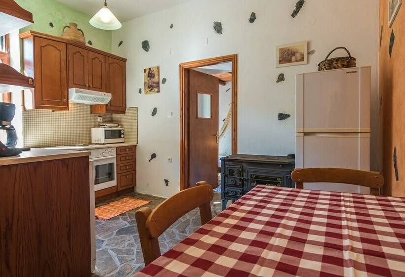 1 Sovrums Hus, Spitia Katoi