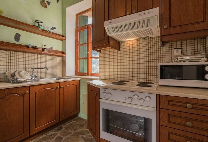 1 Sovrums Hus, Spitia Katoi