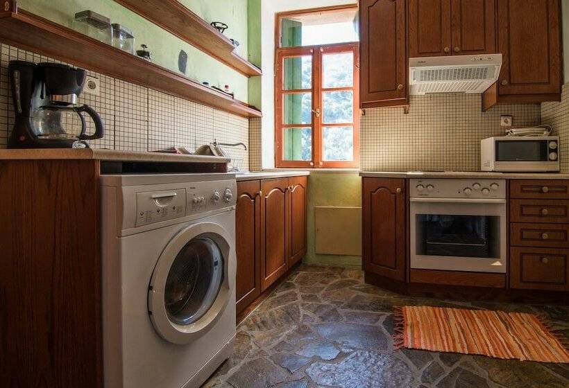 1 Sovrums Hus, Spitia Katoi