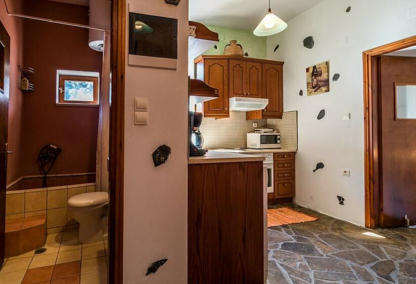 1 Sovrums Hus, Spitia Katoi