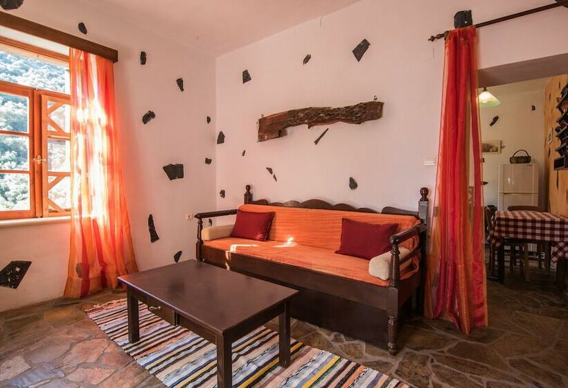 1 Sovrums Hus, Spitia Katoi