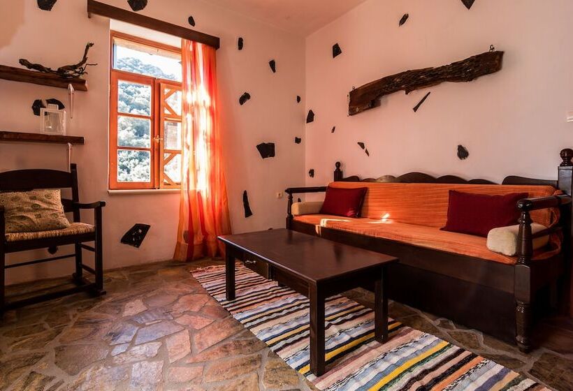 1 Sovrums Hus, Spitia Katoi