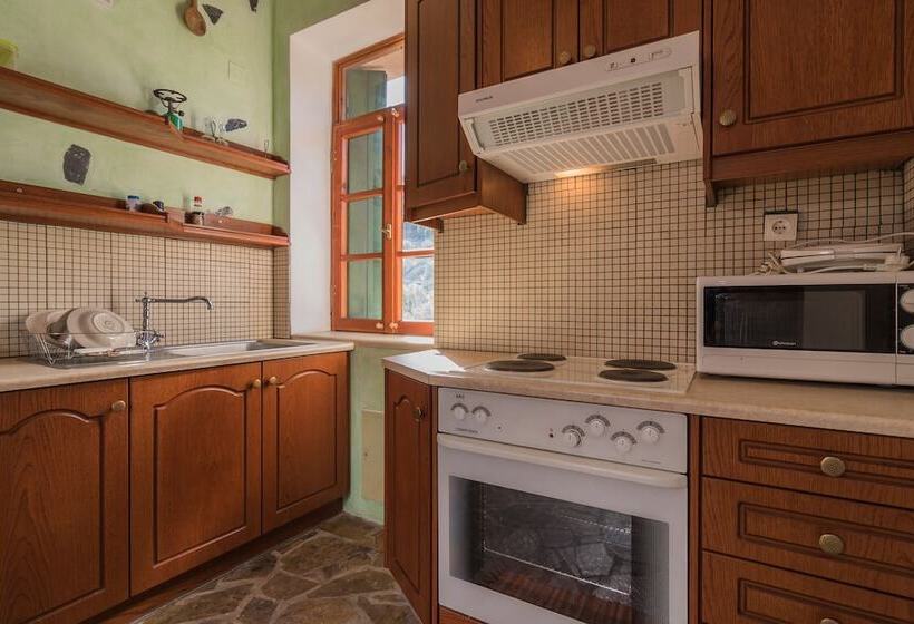 1 Sovrums Hus, Spitia Katoi