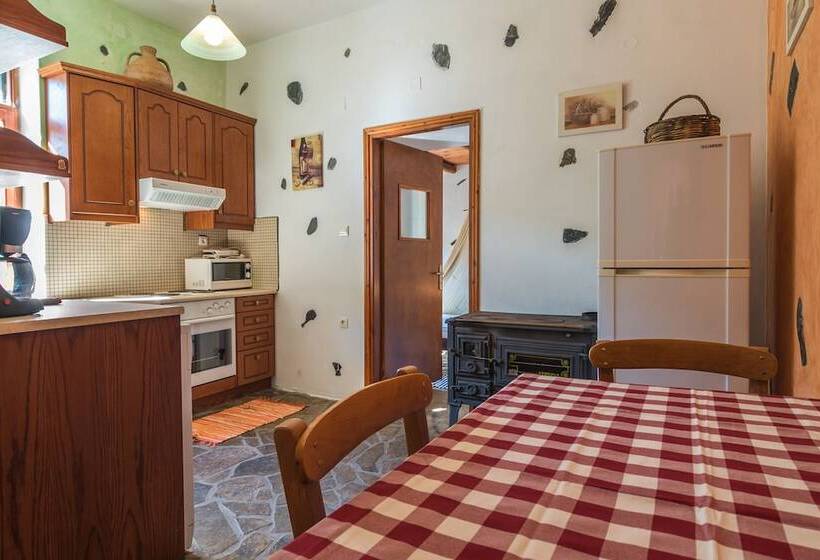 1 Sovrums Hus, Spitia Katoi