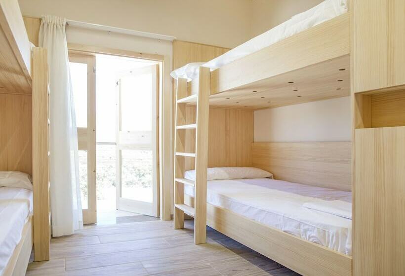 공용 욕실 구비 공동 객실 내의 침대, Albergue Mar De Fulles