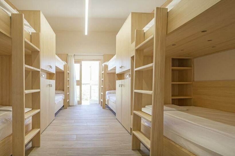 공용 욕실 구비 공동 객실 내의 침대, Albergue Mar De Fulles