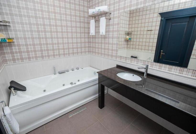 Suite with lake view, Macara Lake Park