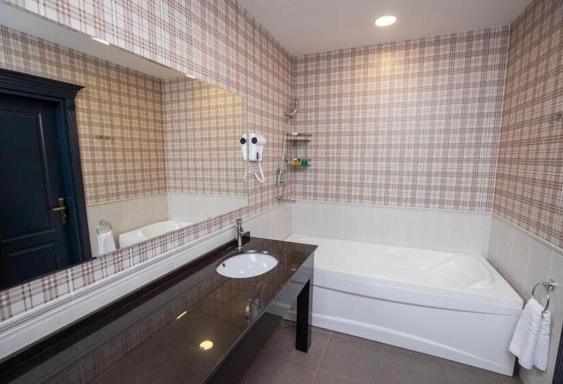 اتاق خانوادگی, Macara Lake Park