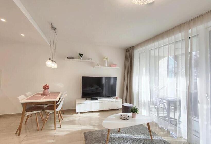 带1个卧室的带阳台的公寓, Spa Residence Carbona Emdona Luxury Apartment