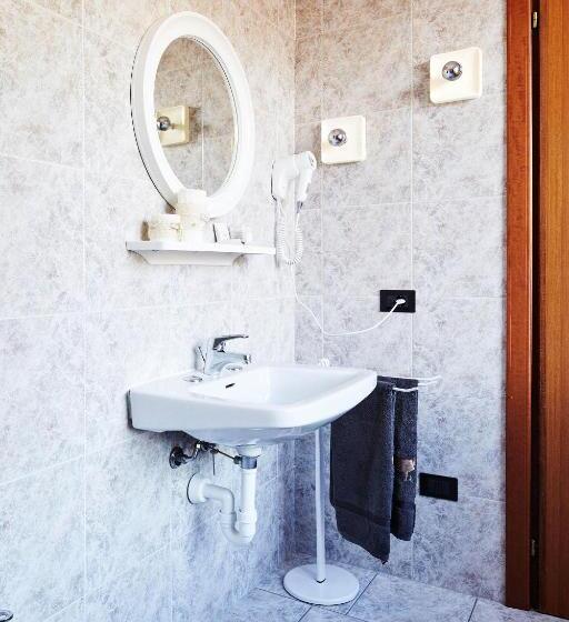 חדר סטנדרט, 2000