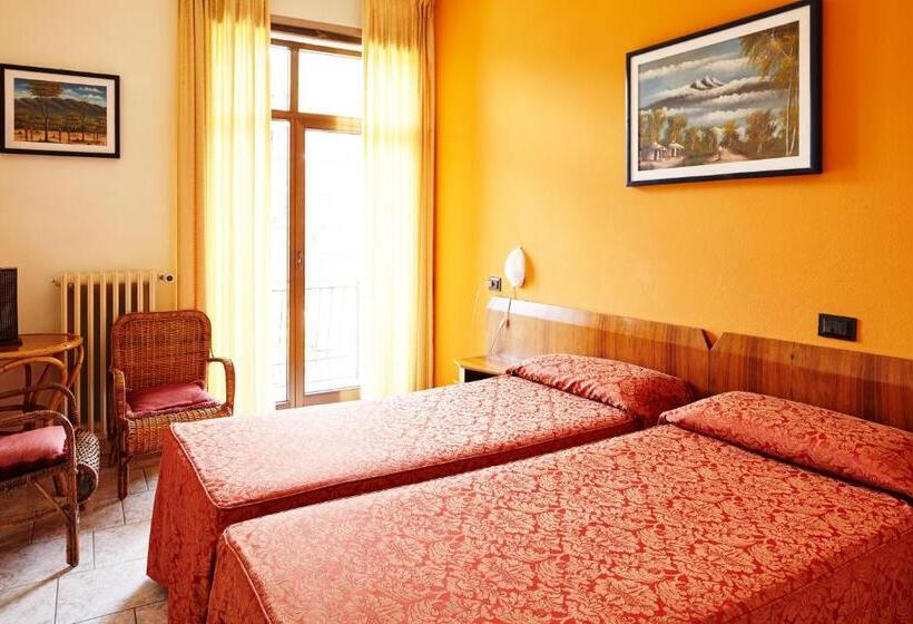 חדר סטנדרט, 2000